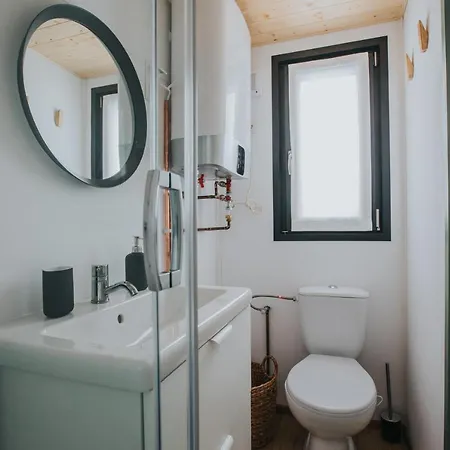 Tiny Transylvania, Rising High Above فيلة *