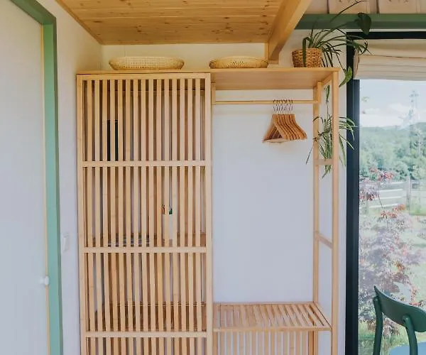 Tiny Transylvania, Rising High Above Βίλα *