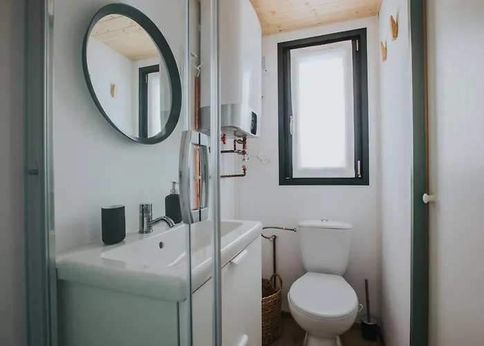 Tiny Transylvania, Rising High Above Βίλα *