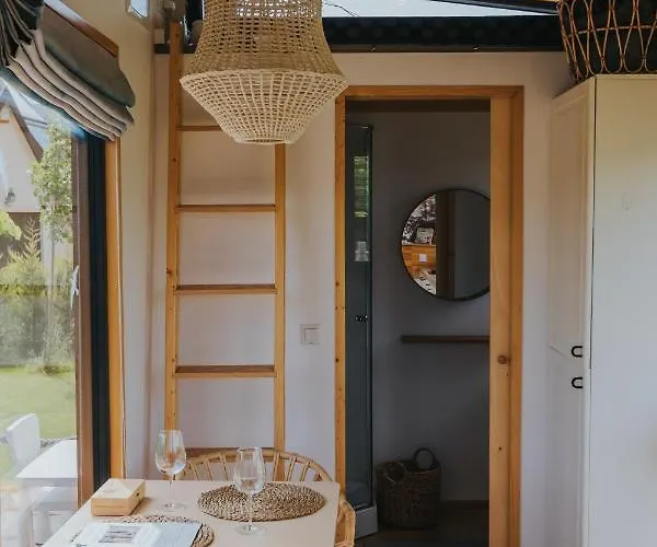 Tiny Transylvania, Rising High Above Βίλα